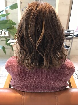 アロハララ(ALOHA LaLa) 〔ALOHALaLa〕ハイライト×デザインカラー×切りっぱなしボブ