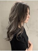 くびれレイヤーロングミルクグレーベージュ前髪パーマ