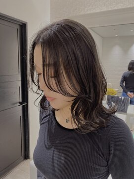 ステア ケース(stair case) 韓国風顔まわりレイヤーカット外ハネミディアム前髪カット