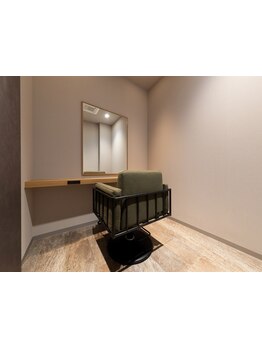 ゆったり落ち着いた雰囲気の店内と、個室をご用意。周りを気にせずリラックスして過ごして頂けます＊