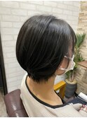 ショートボブ/センターパート/ツヤ髪/グラデーション/イヤリング