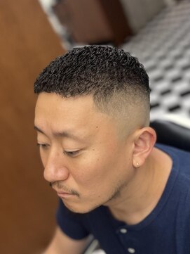 フランクス バーバー ウエストトウキョウ 吉祥寺店(FRANK’S BARBER WEST TOKYO) スパイキーショートブルーブラックフェザーパーマサーフカール