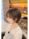 白髪を楽しむ白髪ぼかしハイライトのくびれショート