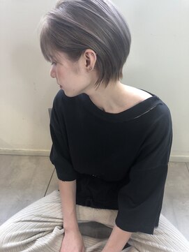 トルネード(TORNADO) 外国人風ハンサムショート ハイライトグレージュ 耳掛けくびれ