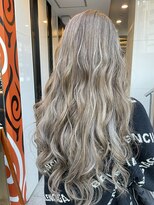 ルイス(L'wis)&nbsp;ブロンド＋ハイライトのリアル外国人風ヘア！代表朝長