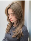 顔まわりレイヤー前髪ありミルクティベージュロングレイヤー