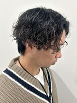 ヒュイル バイ ニアウ(Hwyl by Niau) メンズカットパーマセンターパートツイストスパイラルパーマ