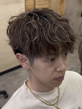 大人の波巻きスパイラルパーマミディアムロングメンズカットヘア