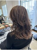 海外ガール風スタイルのレイヤーカットとハイライトカラー