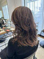 テラス トヨタ(Telasu Toyota)&nbsp;海外ガール風スタイルのレイヤーカットとハイライトカラー