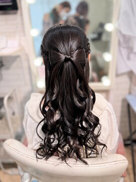 マカリィ 池袋店(Makalii) リボンハーフアップ