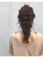 ヘアデザイン ソラ(Sola) ヘアアレンジ：ロングのもこもこ編み下ろし 結婚式お呼ばれ