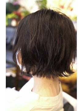 シャロン(SHARON) 【SHARON原宿】黒髪ダークトーン×襟足すっきり外ハネミニボブ