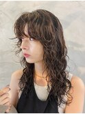 癖を生かした無造作スパイラルパーマ_ニュアンスカラー_ウェット