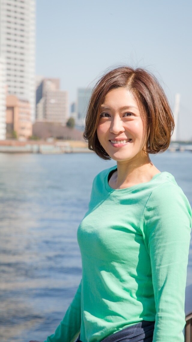 風になびく上品ボブ（主婦ママ働く女性人気）：L000889364｜リバティー