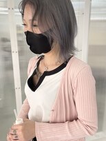 オー(OOO)&nbsp;ハイトーングレージュ×インナホワイト×レイヤーボブ