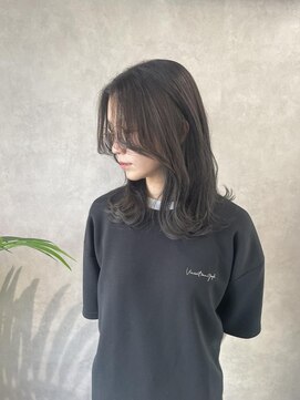 ミューバイケンジ(miu by KENJE) miu&清水大誠　韓国くびれヘア　レイヤーロング　アッシュカラー