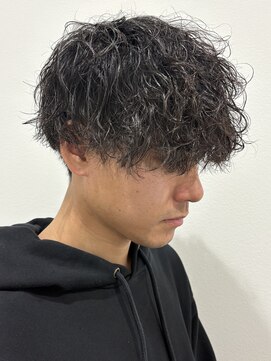 ヒュイル バイ ニアウ(Hwyl by Niau) メンズマッシュパーマ波巻きスパイラルパーマニュアンスパーマ