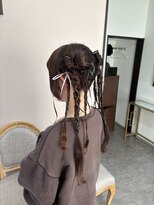 ラレア(RALEA)&nbsp;【アレンジスタイル】リボンを使った個性派アップスタイル