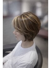 【伸びても自然になじむ◎白髪を隠さず活かす上品ハイライト】