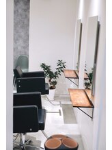 『KINI』の魅力とスタイリストのこだわりをご紹介致します。