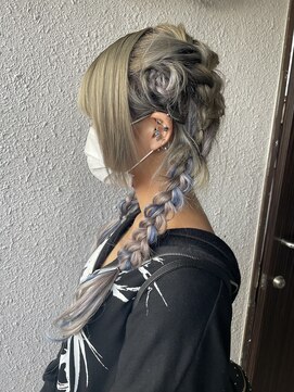 ディー エメ(D-aimer-) ウルフヘアのアレンジヘア　ツイン編み下ろし