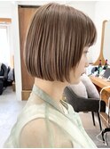 抜け感ベージュで楽しむ大人カジュアルなストレートボブ