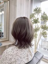 プレジール (Plaisir) 大人のミルクティーベージュ 外ハネ伸ばしかけ ミディアム