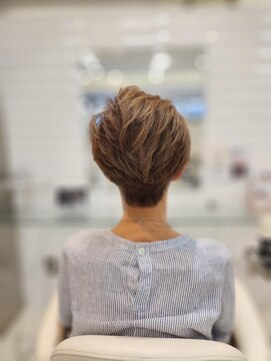 アクシス 三軒茶屋本店(AXIS) ショート/白髪ぼかし/グレイヘア/ヘッドスパ