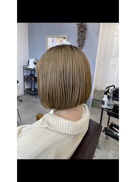 レイリー(LAiLy) 個性的　金髪　ボブ　ぱっつん　オシャレ　ハイトーン