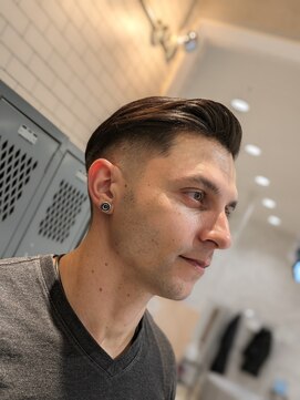 フランクスバーバーリベラルド 横浜(FRANK'S BARBER LIBERALD) 海外風スリックバックサイドパートスキンフェードメンズカットY