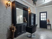 アクシーの雰囲気（店内、カットやカラーするところです。）