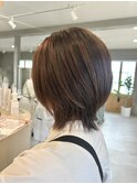 ボリュームを抑えた流れるスタイル