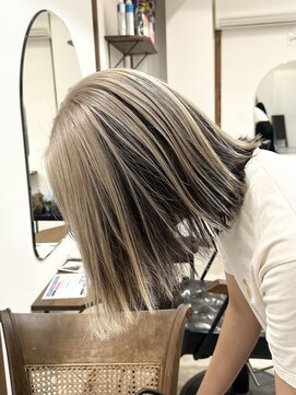 ルイ(ROUIS produced by LUCK 津田沼) ROUIS 津田沼 ホワイトアンブレラ/インナーカラー/ブリーチ