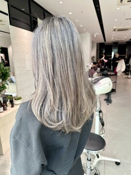 ステア ケース(stair case) グレージュ系　ハイライト　暗め　ミディアムレイヤー