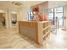 ニューヨークニューヨーク メン 阪急高槻店(NYNY MEN)の雰囲気(1階の自動ドアから入り階段を上がれば2階には広々とした空間◎)