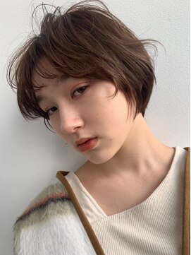 ローウェ 名駅(Louwe) 小顔エアリーアンニュイショートベージュ[名駅/名古屋駅前]