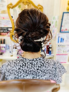 美容室 ティンカーベル シニヨンヘア