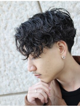 フランクスバーバー アンド ビアークラブ(FRANK'S BARBER and BEER CLUB) スパイラルミックスラルフカールセンターパート黒髪パーマ