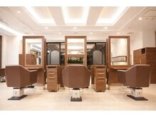 ファーレンピュアスウィート(fahren-pure-suite)の雰囲気（店内12面の広々としたセット面とゆったり座れるセットイスが自慢）