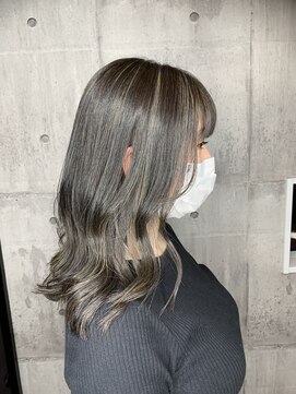 ハク(haku) [yuuki]ハイライトカラー白髪ぼかしバレイヤージュ