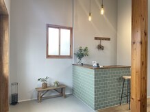 広々とした待合スペースでのんびり過ごしてください。