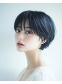 大人可愛いショートボブツヤ髪小顔前髪あり耳かけショート
