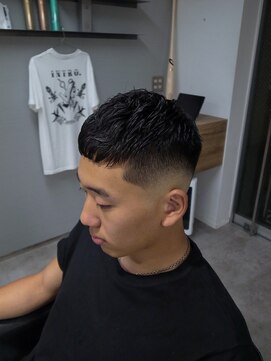 イントロバイフィーネ 渋谷(INTRO . by Fi-Ne) バーバーラフクロップスキンフェードアイロンパーマ/渋谷