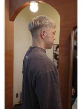 エディ(Edy) 刈り上げスキンフェードホワイトシルバーケアブリーチ眉毛カット