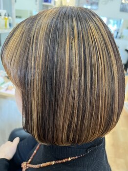 自然な白髪ぼかしが40～50代に人気◎抜け感カラーで、艶のある上品な大人女性へと導きます♪