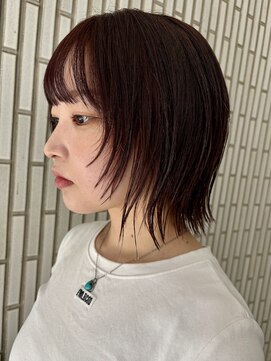 ダークチェリーなカラーに顔周りレイヤーとシャギーな質感のボブ