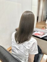 アパートメントヘアー&nbsp;アッシュベージュ透明感ヘアカラーアッシュグレージュストレート