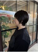 前下がりラインでより首元も美しく見えるショート