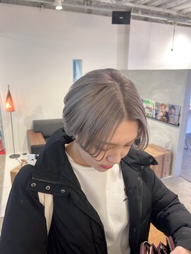 シー.(SHE.) 【SHE.】ショート/ケアブリーチあり/ホワイティーシルバー